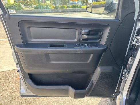 Used 2018 RAM 2500 Tradesman w/ Chrome Appearance Group image 25