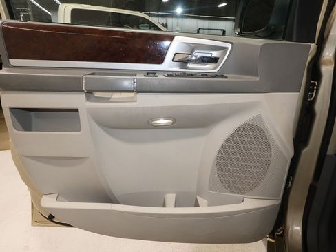 Used 2010 Chrysler Town & Country Touring image 10