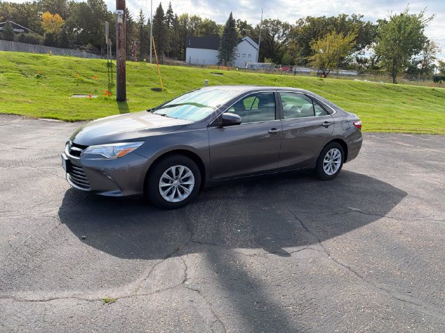 Used 2017 Toyota Camry LE FWD image 3