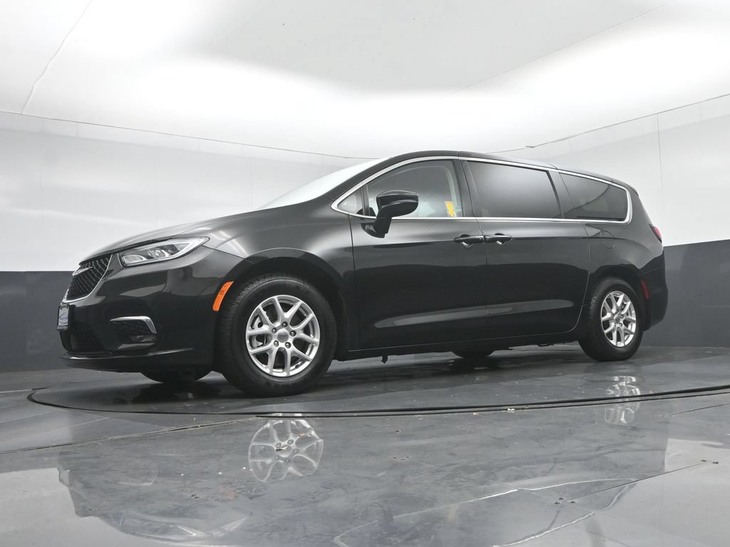 Used 2024 Chrysler Pacifica Touring-L FWD image 71