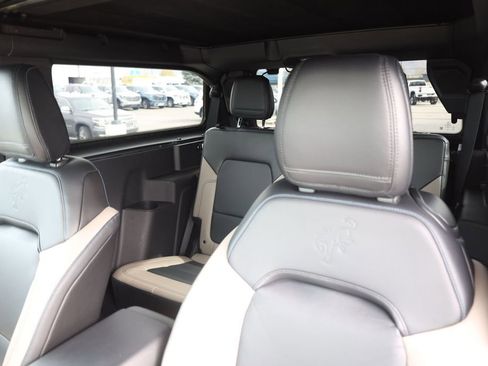 Used 2023 Ford Bronco Wildtrak image 16