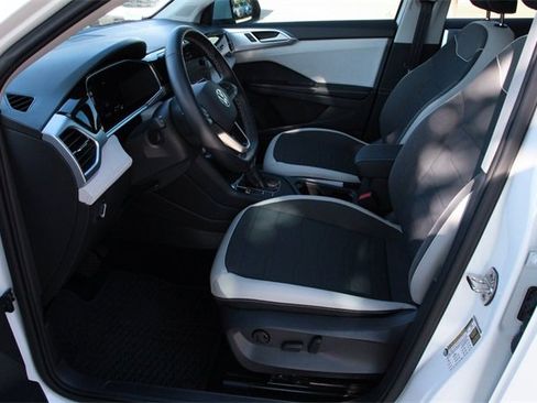 Certified 2025 Volkswagen Taos SE image 10