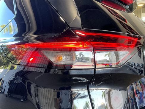Used 2025 Nissan Rogue SV FWD image 17