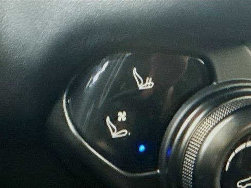 Used 2023 Aston Martin V8 Vantage Coupe RWD image 18