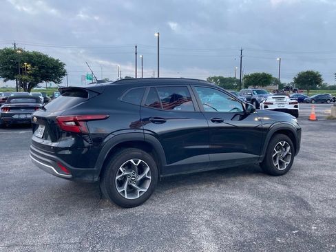 Used 2025 Chevrolet Trax LT FWD image 4