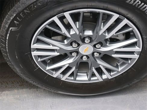Used 2025 Chevrolet Traverse LT image 28