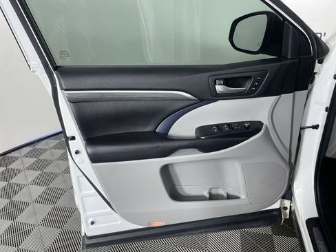 Used 2017 Toyota Highlander Limited image 34