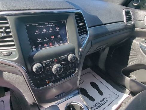 Used 2019 Jeep Grand Cherokee Laredo AWD/4WD image 15