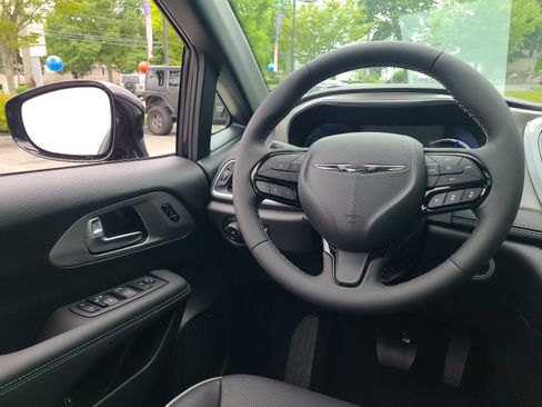 New 2023 Chrysler Pacifica Limited w/ Uconnect Theater Family Group image 41