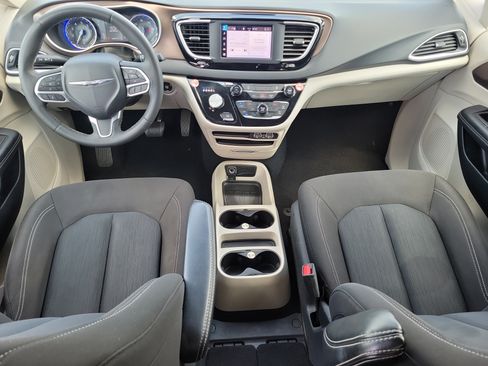 Used 2023 Chrysler Voyager LX FWD image 17