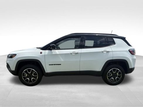 Used 2024 Jeep Compass Trailhawk w/ Trailhawk Convenience Group AWD/4WD image 13