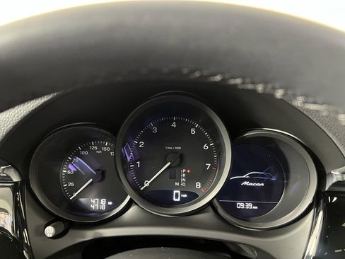 Certified 2025 Porsche Macan image 31