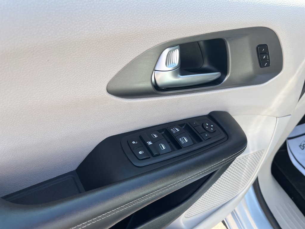 Used 2024 Chrysler Pacifica Touring-L FWD image 10