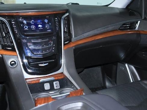 Used 2019 Cadillac Escalade ESV Premium Luxury image 20