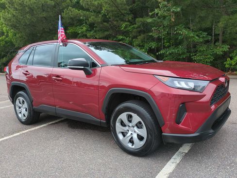 Used 2022 Toyota RAV4 LE FWD image 1