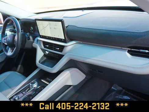 Used 2025 Ford Explorer Active w/ Active Comfort Package RWD image 18