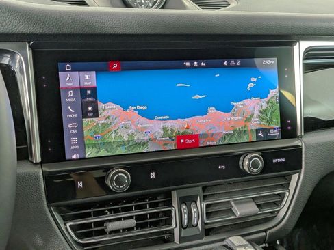 Certified 2023 Porsche Macan AWD/4WD image 18