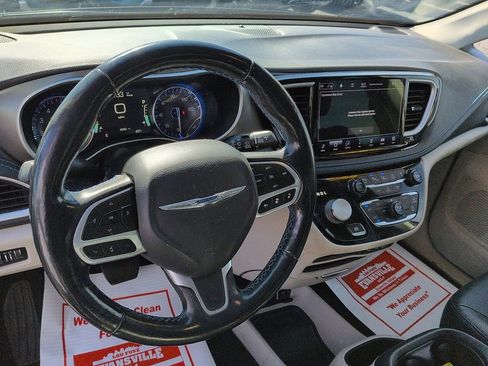 Used 2021 Chrysler Pacifica Touring-L w/ Premium & Safety Sphere Group FWD image 9