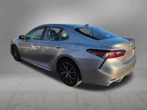Used 2021 Toyota Camry SE image 4