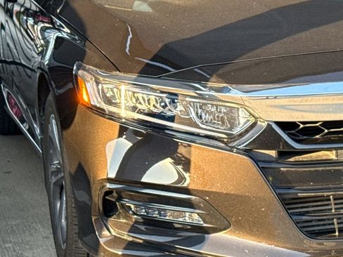 Used 2018 Honda Accord EX image 4