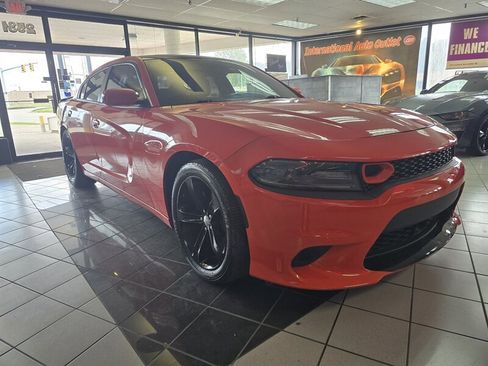 Used 2017 Dodge Charger R/T w/ Plus Group image 3