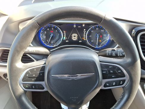 Used 2023 Chrysler Pacifica Touring-L FWD image 18