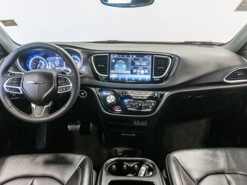 Used 2025 Chrysler Pacifica Select FWD image 28
