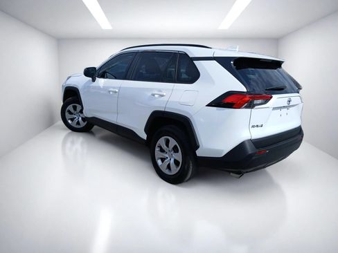 Used 2021 Toyota RAV4 LE FWD image 5