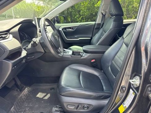 Used 2020 Toyota RAV4 Limited FWD image 8