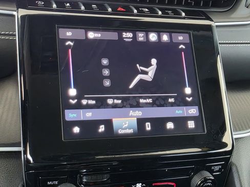 Used 2024 Jeep Grand Cherokee Laredo image 15