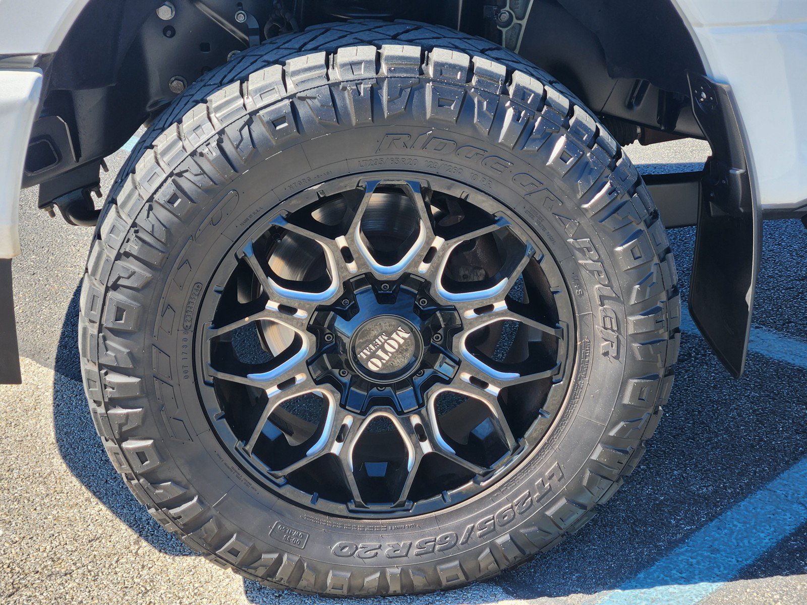 Used 2022 Ford F250 Platinum w/ FX4 Off-Road Package AWD/4WD image 31