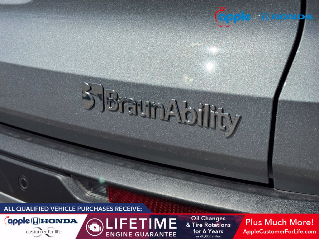 Used 2026 Chevrolet Traverse LT w/ Driver Confidence Package FWD image 23