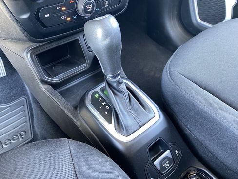 Used 2021 Jeep Renegade Latitude FWD image 25