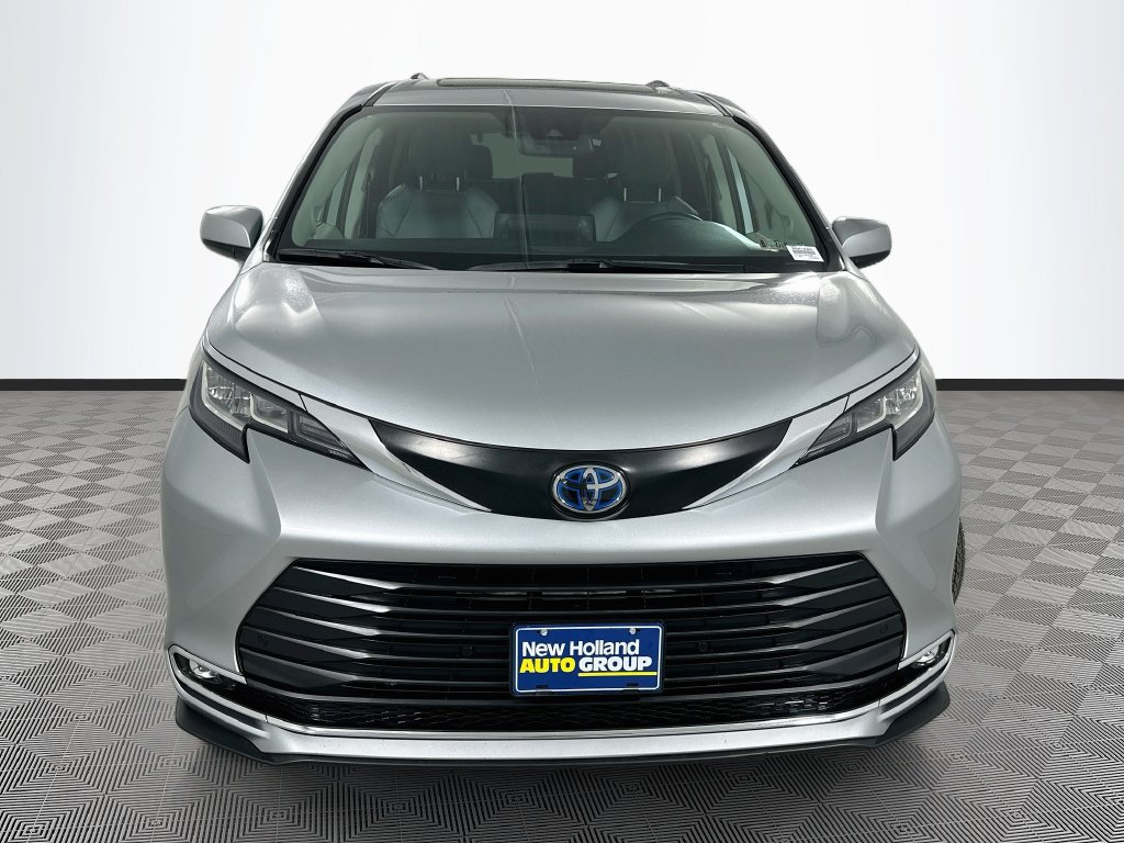 Certified 2022 Toyota Sienna XLE w/ XLE Plus Package AWD/4WD image 2
