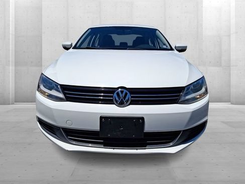 Used 2013 Volkswagen Jetta SE FWD image 2