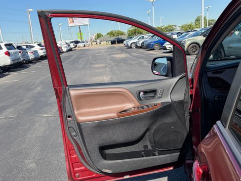 Used 2020 Toyota Sienna Limited Premium w/ Carpet Mat Package AWD/4WD image 18