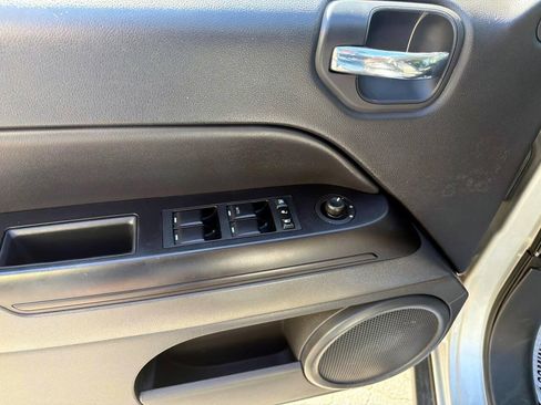 Used 2011 Jeep Compass Latitude AWD/4WD image 10