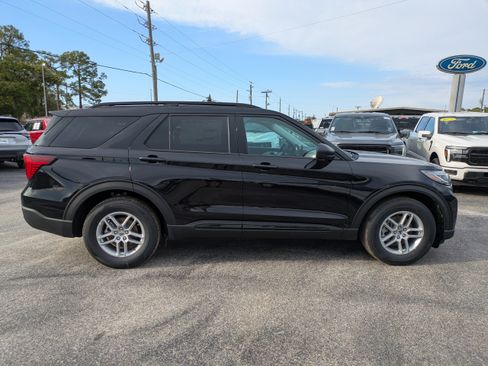 New 2026 Ford Explorer Active RWD image 3
