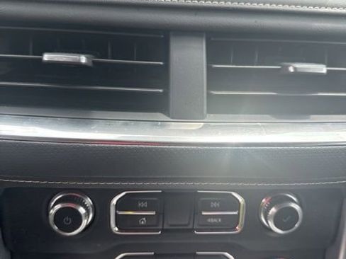 Used 2023 GMC Yukon XL SLT w/ SLT Premium Package AWD/4WD image 13