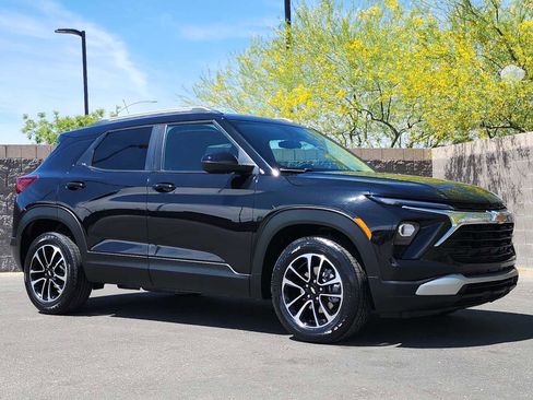 Used 2024 Chevrolet TrailBlazer LT w/ LT Cold Weather Package image 3