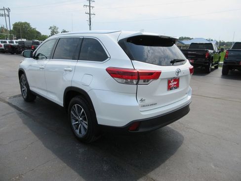 Used 2019 Toyota Highlander XLE AWD/4WD image 10