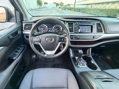 Used 2014 Toyota Highlander LE FWD image 18