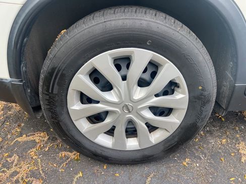 Used 2017 Nissan Rogue S image 5