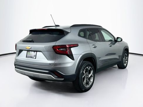 Used 2025 Chevrolet Trax LT w/ LT Convenience Package FWD image 9