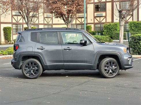 Used 2023 Jeep Renegade Altitude image 4