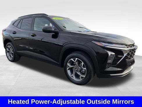 Used 2025 Chevrolet Trax LT w/ LT Convenience Package FWD image 7