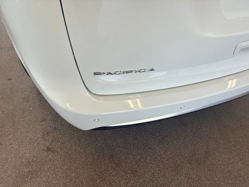 New 2027 Chrysler Pacifica Select AWD/4WD image 18