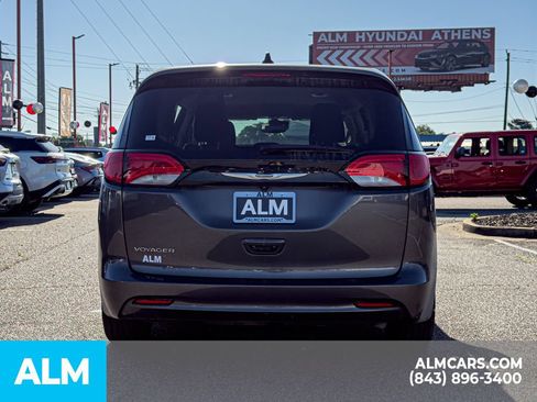 Used 2023 Chrysler Voyager LX FWD image 5