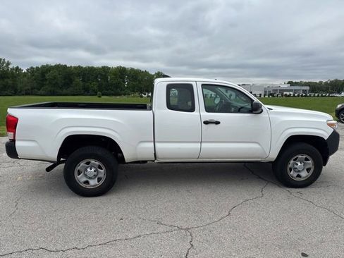 Used 2016 Toyota Tacoma SR RWD image 8