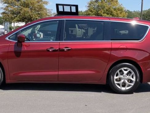 Used 2018 Chrysler Pacifica Touring Plus w/ Tire & Wheel Group FWD image 9